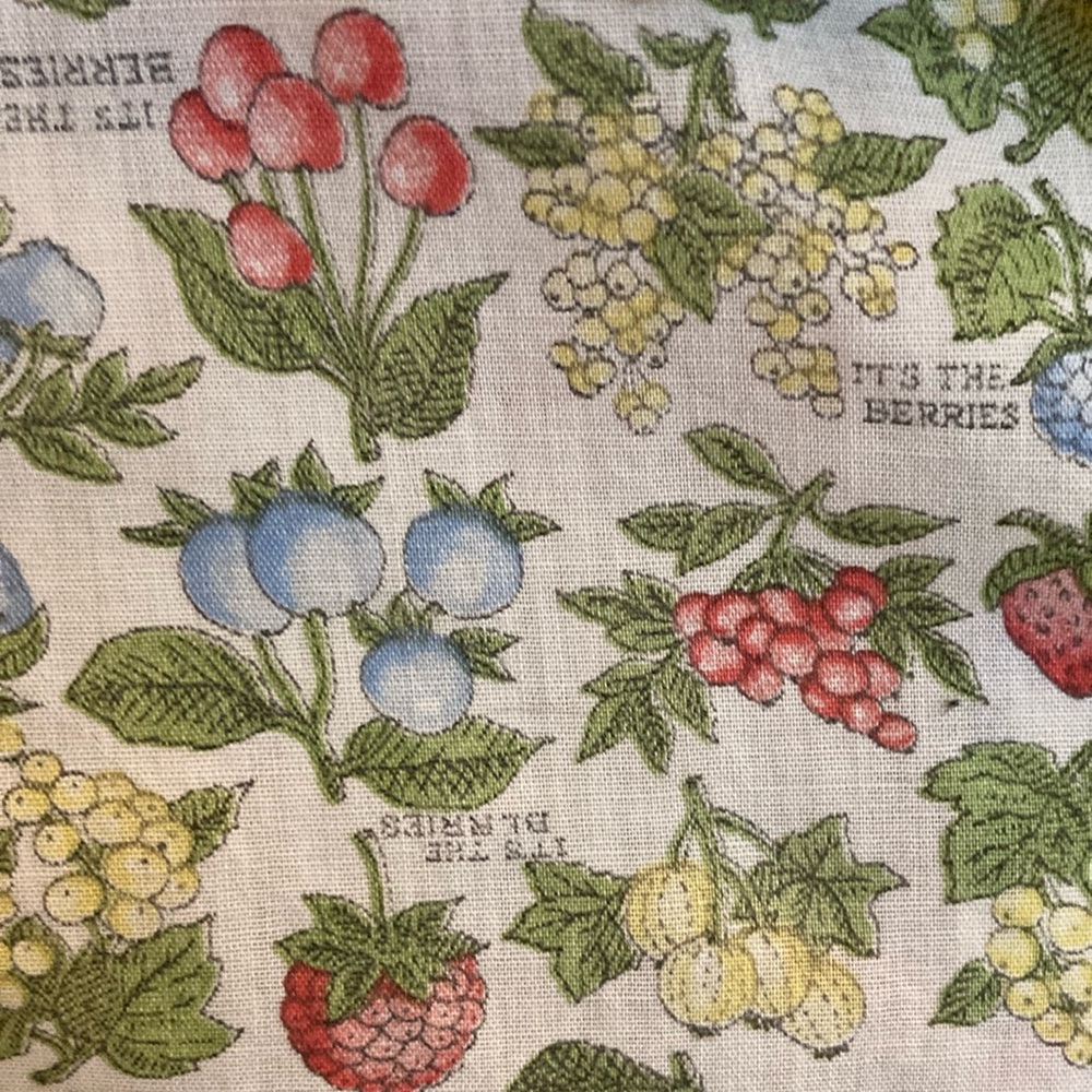 Cream Sleeveless Blouse with Peter Pan Collar fruit print vintage - Picture 2 of 8
